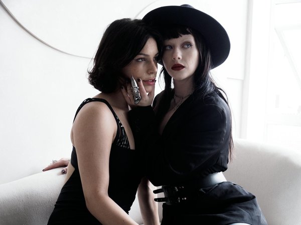 Robe longue sans bretelles : chic bohemian pour toutes occasions